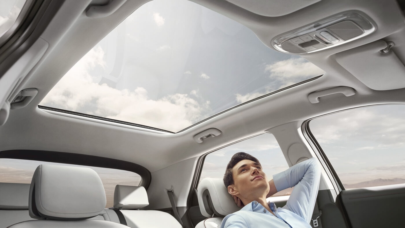 Conducteur installé confortablement à bord du Hyundai Ioniq 5 2025 incluant le toit ouvrant Vision.