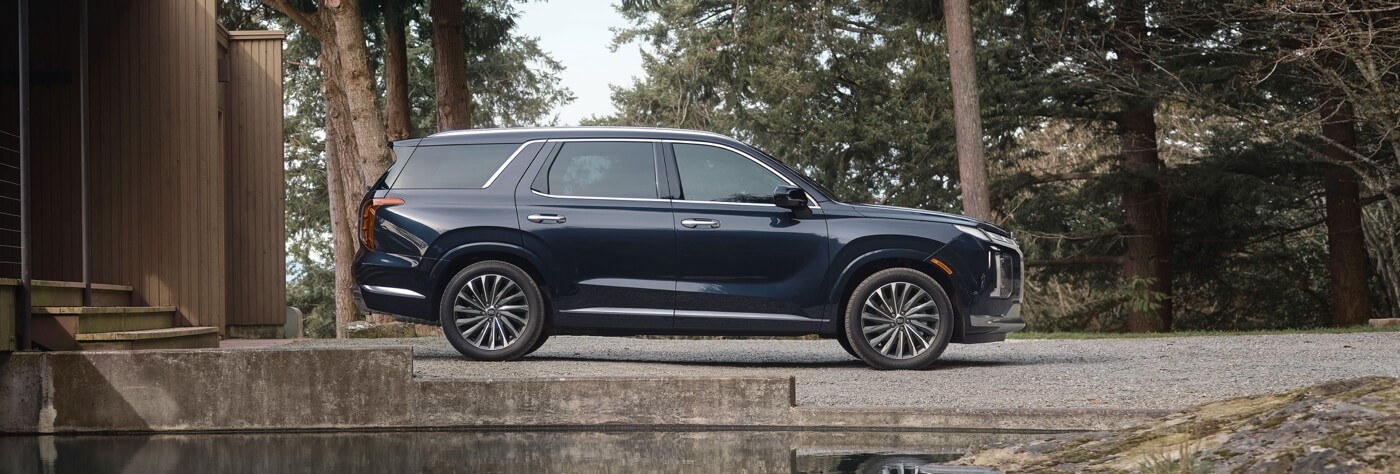 Vue latérale du Hyundai Palisade 2025 à l'extérieur.