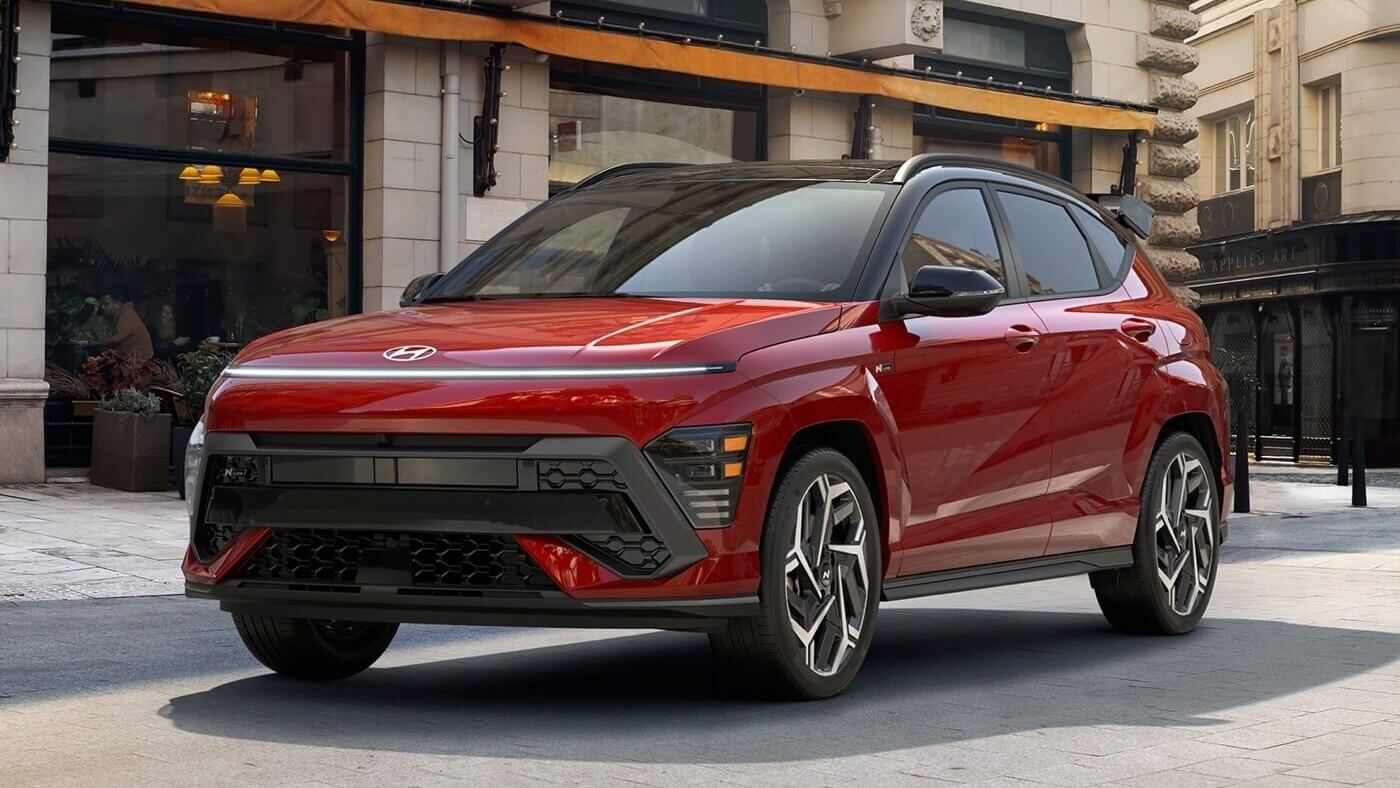 Vue 3/4 avant du Hyundai Kona 2026 en ville.