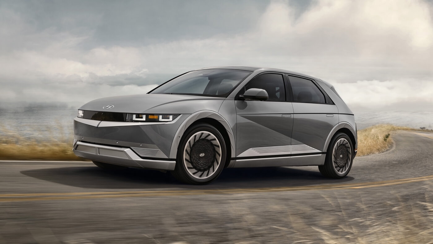 Vue 3/4 avant du Hyundai Ioniq 5 2025 roulant en toute sécurité sur une route.