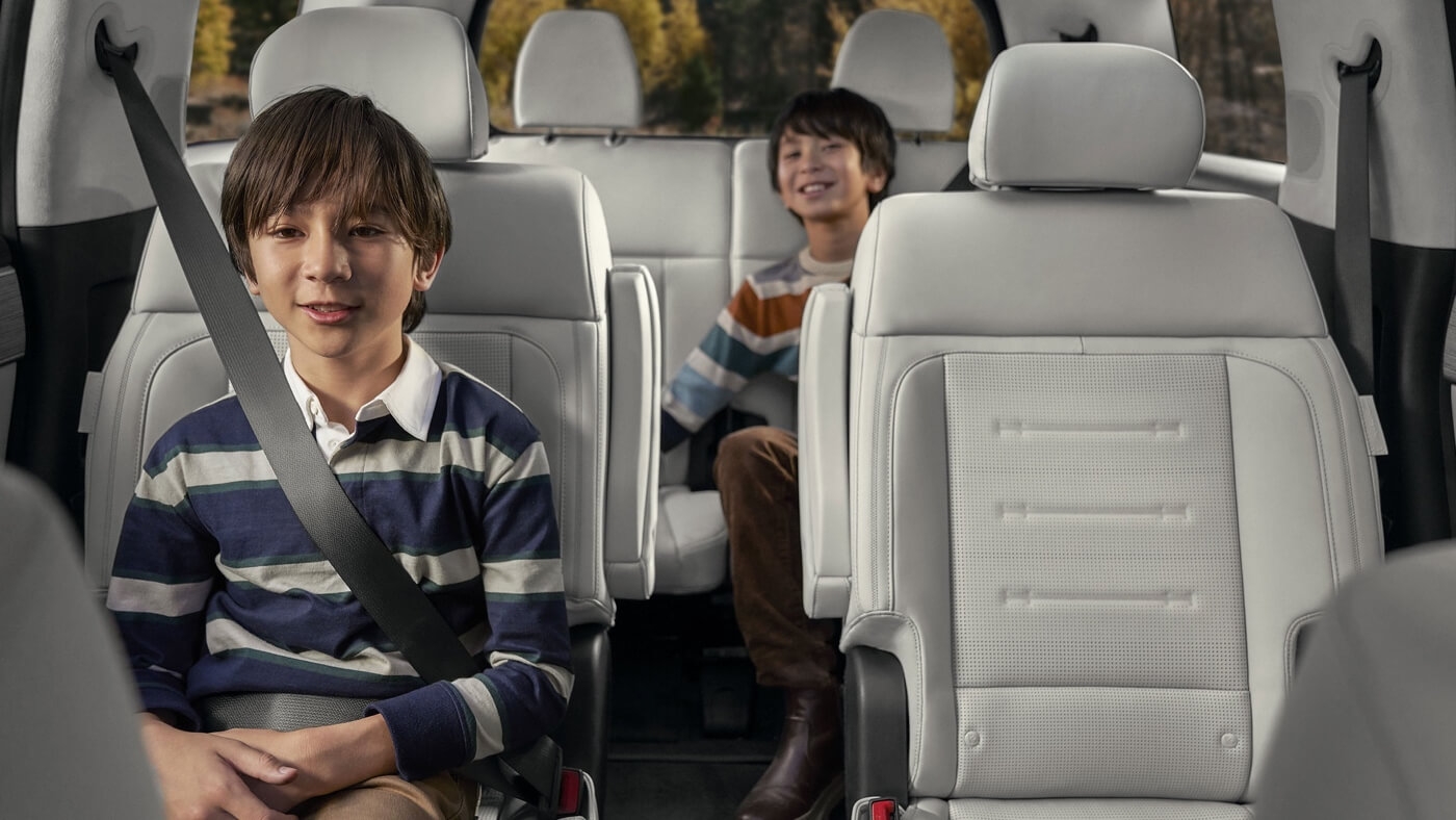 Des enfants à bord du Hyundai Santa Fe 2026.