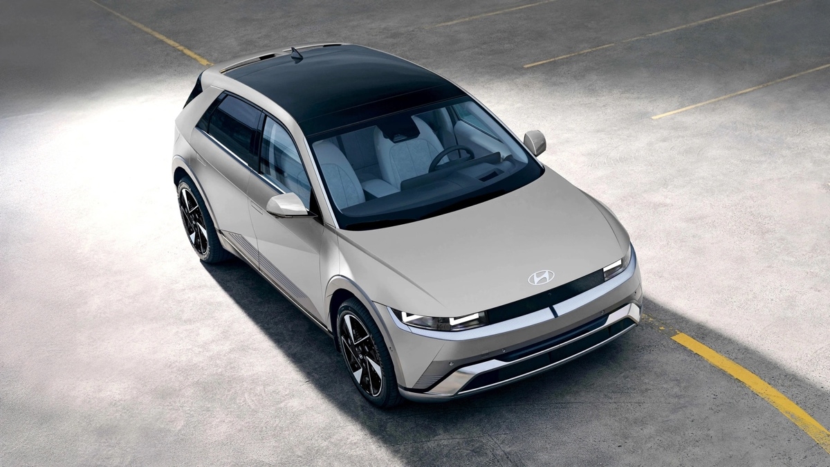 Vue extérieure du Hyundai IONIQ 5 2025 en angle, garé sur l’asphalte, soulignant son style moderne et son design distinctif.