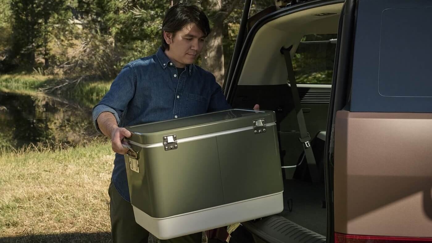 Homme chargeant un contenant dans l'espace généreux du Hyundai Santa Fe 2026.