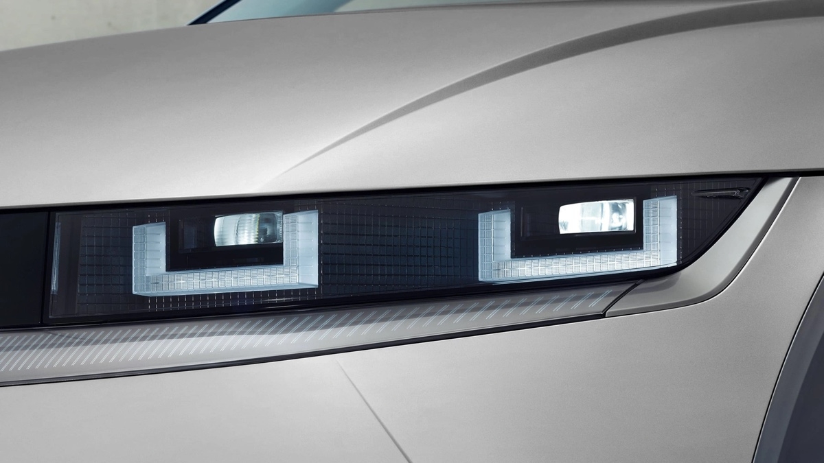 Zoom sur l’éclairage avant du Hyundai IONIQ 5 2025, mettant en valeur sa technologie LED à motifs pixelisés.