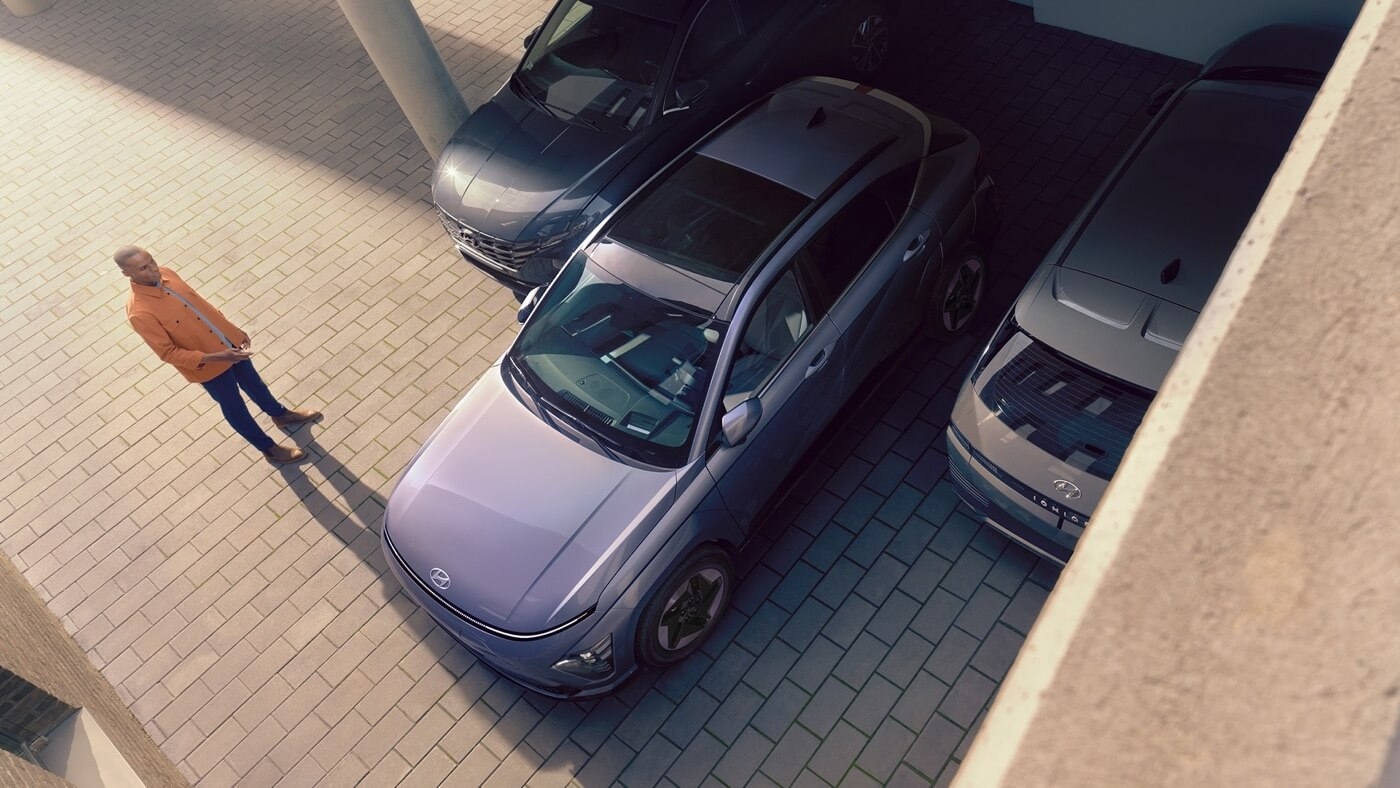 Homme démarrant à distance le Kona 2025 électrique.