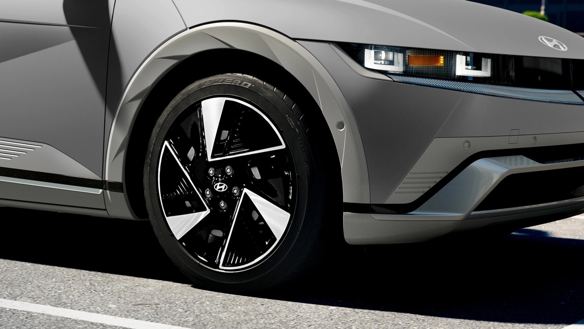 Détail des jantes sport du Hyundai IONIQ 5 2025 avec finition bicolore noir et argent, soulignant son allure futuriste.