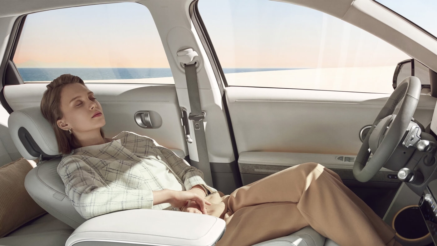 Femme installée confortablement à bord du Hyundai Ioniq 5 2025.
