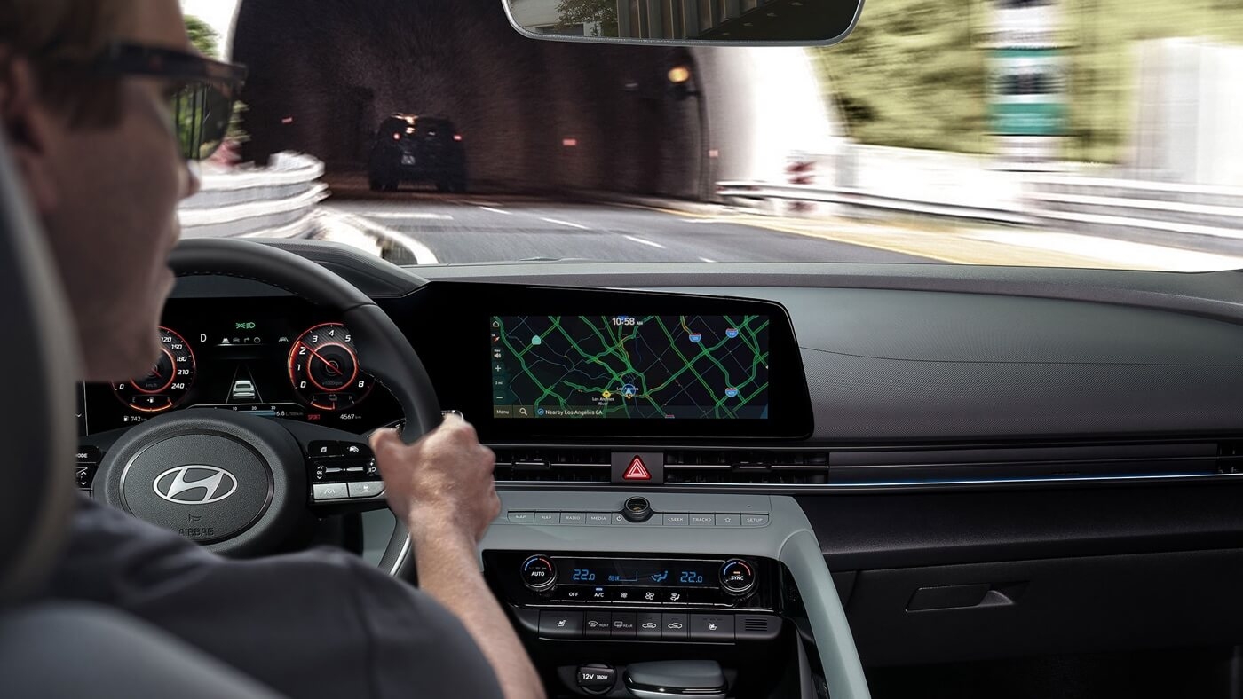 Homme au volant de la Hyundai Elantra 2026.