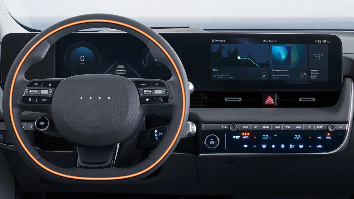 Vue du volant rétroéclairé et de l’écran double du Hyundai IONIQ 5 2025, illustrant sa technologie embarquée.