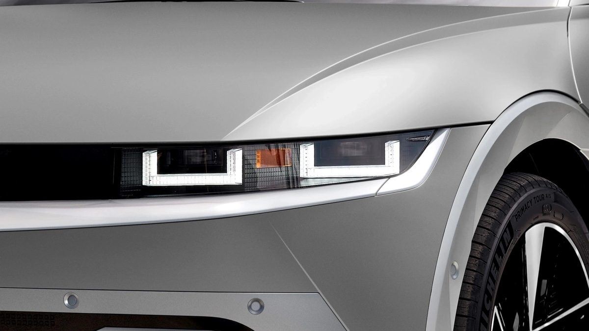 Gros plan du phare conducteur du Hyundai IONIQ 5 2025, avec sa signature lumineuse en L distinctive.
