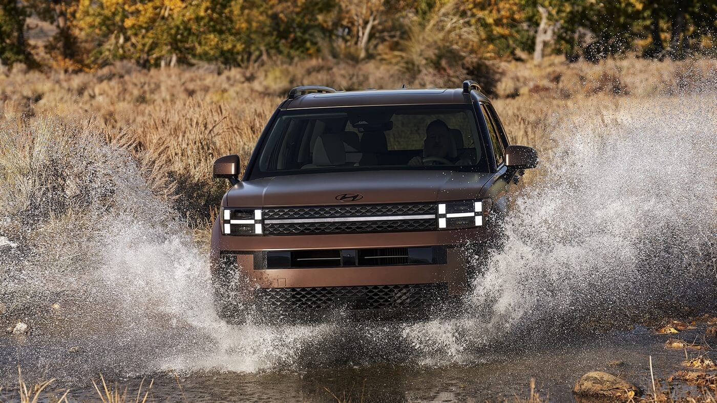 Le Hyundai Santa Fe 2026 parcourant un étang.