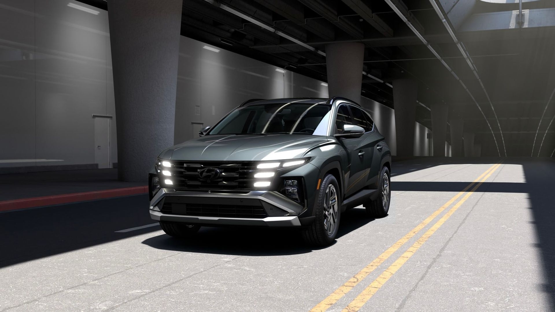 Le Hyundai Tucson hybride 2025 qui roule dans un tunnel.